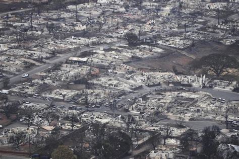 Los muertos por los incendios forestales que azotan Hawái se elevan a