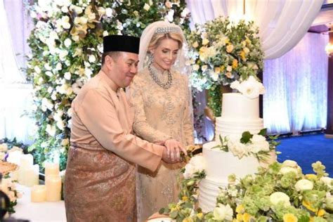 Look At The Royal Wedding Photos Of Tengku Mahkota Kelantan And His ...