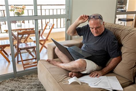 Sir Escribiendo En Un Cuaderno Trabajando En Casa En El Sistema De