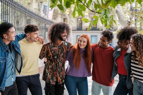 Un Grupo De Amigos De Diferentes Culturas Se Reunieron Para Pasar Una