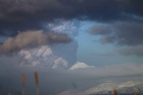 Alaska S Pavlof Volcano Spews Ash 20 000 Feet Into Air NBC News