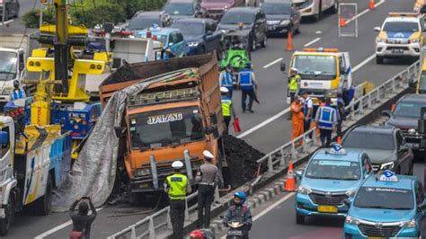 Dua Truk Tabrakan Di Tol Dalam Kota Foto Tempo Co