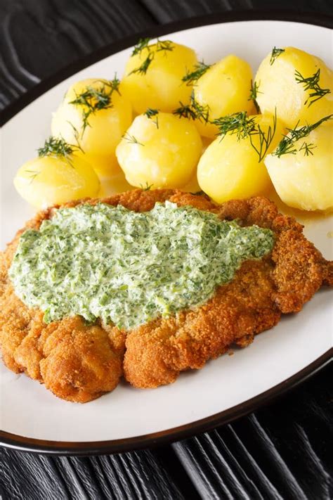 De Duitse Schnitzel Met Gekookte Aardappelen En De Sluiting Van