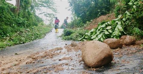 Tebing Setinggi Meter Longsor Jalur Alternatif Lokasi Wisata Di