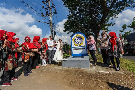 Surabaya Semakin Ramah Lansia Wali Kota Eri Cahyadi Resmikan Tugu