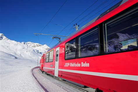 Zug Der Rh Tische Bahn F Hrt Durch Bild Kaufen Image