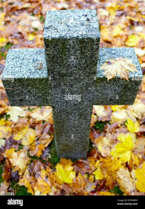 Cross Tombstone Hi Res Stock Photography And Images Alamy