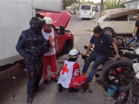 Conductor impacta su automóvil contra camioneta en colonia de Veracruz