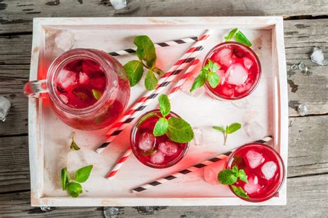 Prickelnder Cocktail Mit Wodka Cranberrysaft Und Apfelsaft