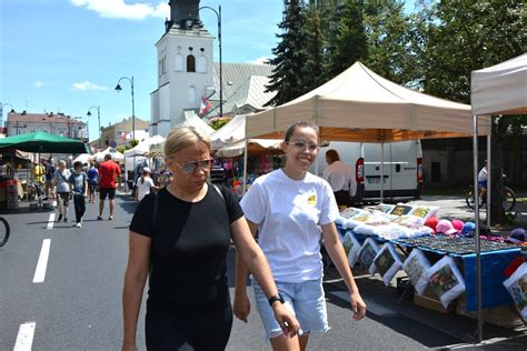 Galeria Tłumy mieszkańców na Jarmarku Trybunalskim z okazji Dni Miasta