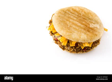 Arepa Con Carne Y Queso Rallado Aislado Sobre Fondo Blanco Comida