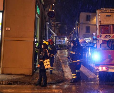 Allarme Per Un Cornicione Pericolante Momenti Di Paura In Piazza Della