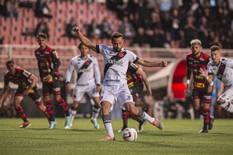 Vasco vence Ituano em jogo tenso e retorna à Série A Bahia também