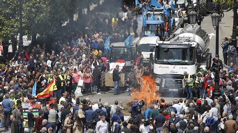 Más de cien mujeres marchan en Lena contra la violencia machista La