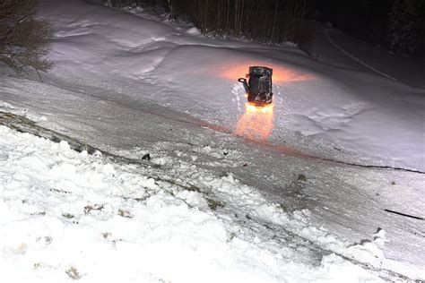 Selbstunfall in Mühlrüti SG Auto eines Junglenkers landet auf dem Dach