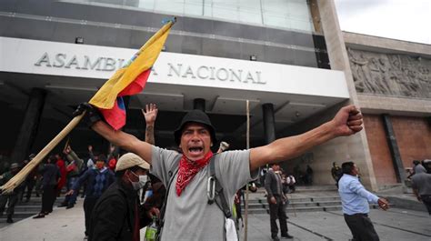 Indígenas Toman La Asamblea Nacional De Ecuador Al Grito De ¡fuera