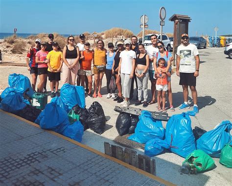 Voluntarios Recogen M S De Kilos De Basura De La Playa De Cortadura