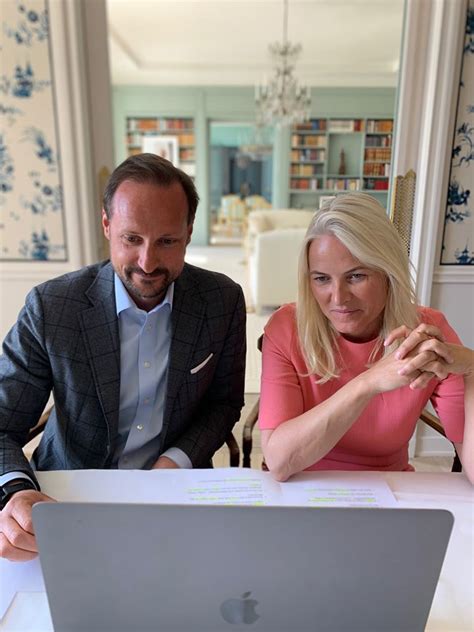 Haakon Et Mette Marit De Norv Ge Conversent Avec Des Personnes En