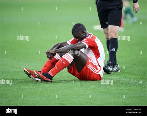 Dayot Upamecano Fc Bayern Munchen Sitzt Verletzt Am Boden Hi Res Stock