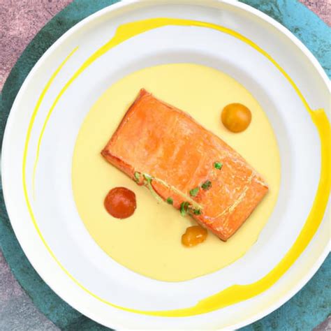 Gebakken Gerookte Zalm Met Gele Tomatensaus Jumbo