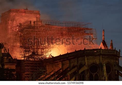 30 Incendie De Notre Dame Images, Stock Photos & Vectors | Shutterstock