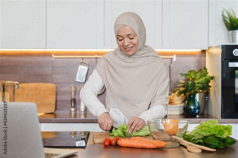 Foto De Healthy Eating Habits Mature Muslim Islamic Wife Woman In Hijab Cooking Preparing