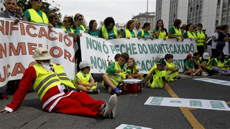 Más de un millar de personas se concentran en Monelos contra el cierre