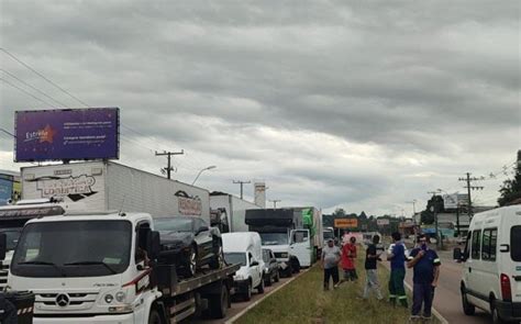 Carreta despeja carga de produto químico na pista e causa bloqueio