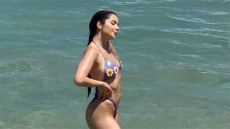 Jade Picon passeia em praia do Rio de Janeiro biquíni de crochê que