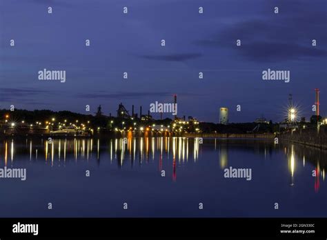 Industriehafen bei Nacht mit Blick auf das Stahlwerk Dillinger Hütte in