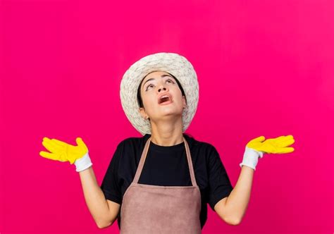 Jardinero De Mujer Hermosa Joven En Delantal De Guantes De Goma Y