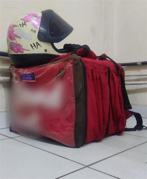 Motociclista bolsa de entregador de lanches por aplicativo é