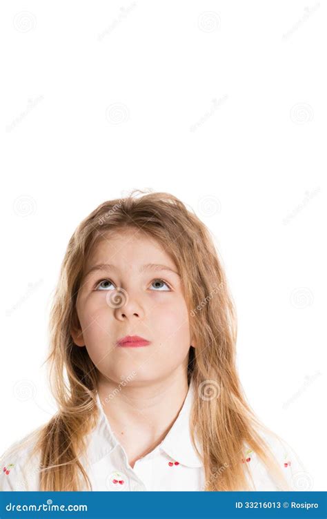 Petite Fille Drôle Heureuse Recherchant Sur Le Copyspace Image stock