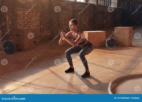 Entrenamiento F Sico Deportista Haciendo Ejercicio En El Gimnasio