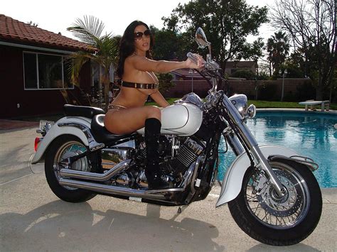 Naughty MILF Veronica Rayne Demonstrating Her Gorgeous Curves Outdoor