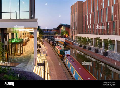 Canal boats on the Oxford canal in Banbury at dawn. Castle Quay Waterfront. Banbury, Oxfordshire ...