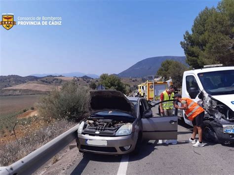 Una Mujer Herida Tras Un Choque Lateral Entre Turismo Y Un Cami N Gr A