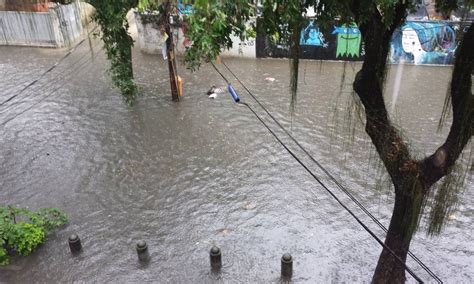 Bueiros em rua do Maracanã não dão vazão e rua alaga após chuva