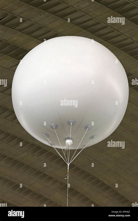 Ballon blanc Banque de photographies et d’images à haute résolution - Alamy