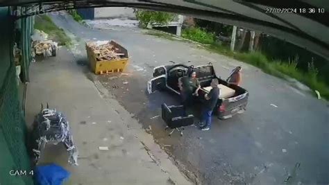 Vídeo Câmera de segurança flagra momento em que carreta desgovernada