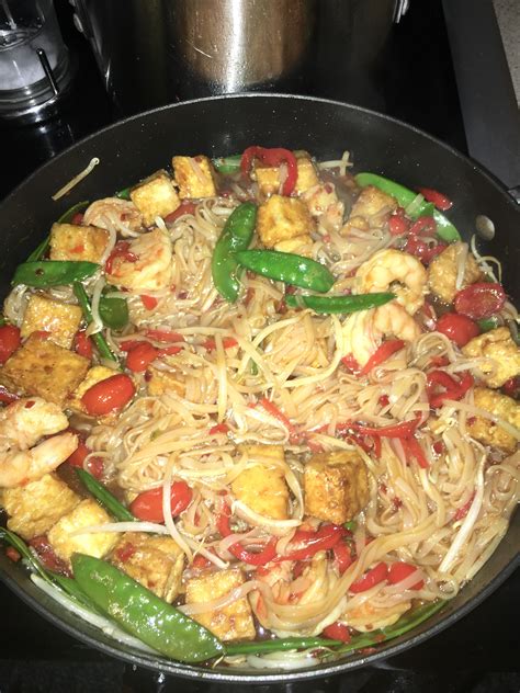 FODMAP-friendly Shrimp and Tofu Pad Thai - FODMom