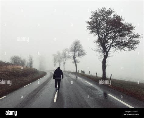 Hombre caminando camino solitario fotografías e imágenes de alta