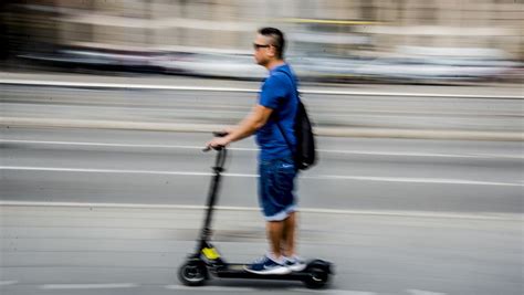 Tráfico Quiere Prohibir Que Los Patinetes Vayan Por La Acera Y A Más De