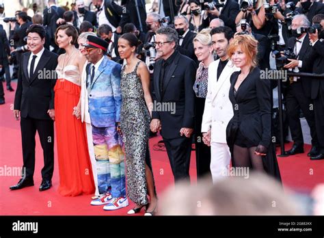 CANNES JUILLET 17 Les Membres Du Jury Song Kang Ho Maggie