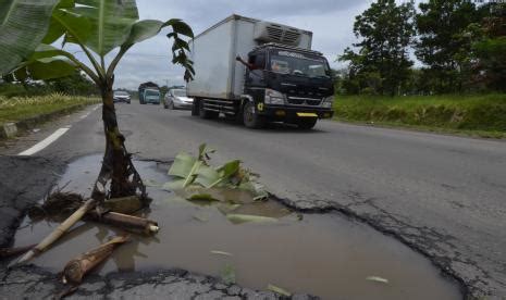 Jalan Rusak Di Lampung Ditanami Pohon Pisang Republika Online