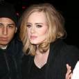 La Chanteuse Adele Salue Ses Fans Habill E D Un Manteau Rouge Au Joe S