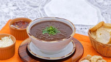 Caldo de feijão cremoso macarrão argolinha cheio de sabor