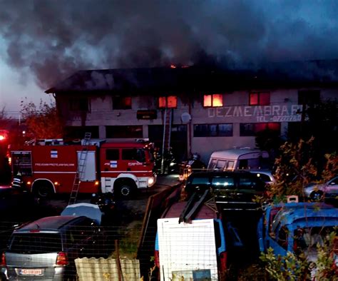 Video Olt Incendiu La Un Centru De Dezmembr Ri Auto Gazeta De Sud