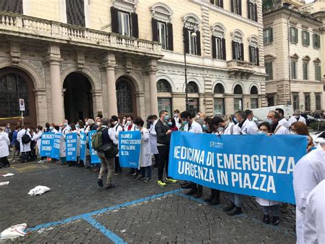 Sanit Medici Emergenza In Piazza A Roma In Italia Pronto Soccorso A