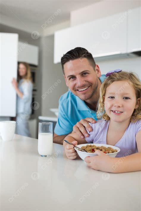 Ayah Dan Anak Perempuan Di Meja Sarapan Pasangan Cinta Rumah Foto Latar Belakang Dan Gambar